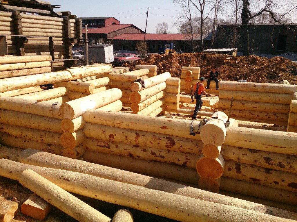Сруб деревянного дома из кедра на производстве (рубка угла в седло - канадский замок)