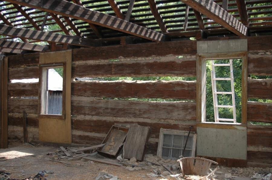 Канадский сруб деревянного дома, вид изнутри, без отделки