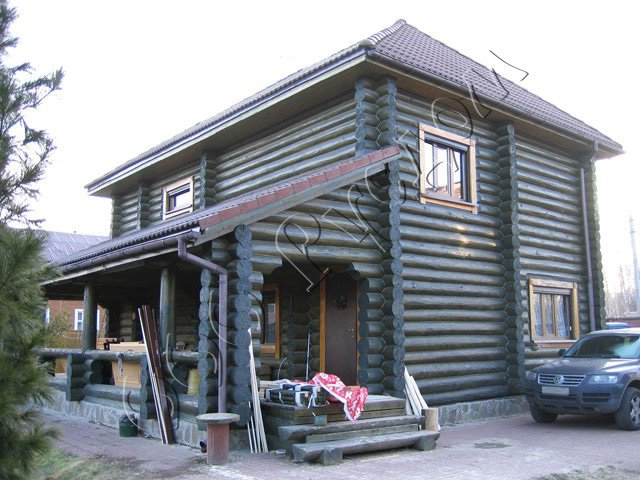 Деревянный двухэтажный дом с оригинальным цветовым решением
