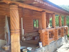 Веранда деревянного дома с резными столбами